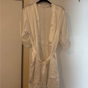 Elegant White Lace Trim Robe